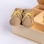 Smeđe cipelice sa žutim pertlama — Premium